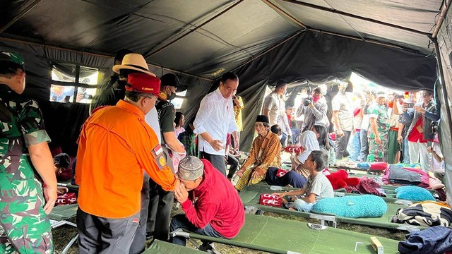 Presiden Jokowi saat tinjau korban gempa di Cianjur, Jawa Barat, Selasa (22/11/2022). Foto: Muchlis Jr/Biro Pers Sekretariat Presiden