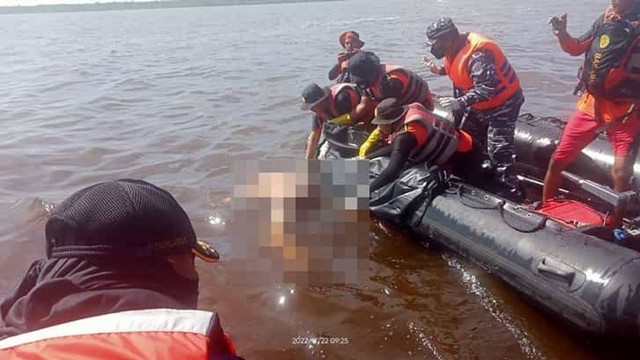 Tim SAR gabungan mengevakuasi jasad Edi Purwanto yang nekat terjun ke laut setelah empat hari pencarian di perairan Bengkalis, Riau. (Dok. SAR Bengkalis)