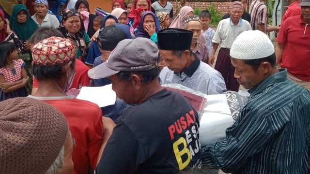 Jenazah korban gempa Cianjur tiba di kampung halamannya di Desa Banjarsari, Bantarkawung, Brebes, Jawa Tengah, Selasa (22/11/2022)