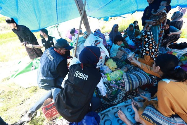 BRI melalui program BRI Peduli-nya bergerak cepat untuk turut menyalurkan bantuan terhadap korban terdampak gempa di Cianjur, Jawa Barat. Foto: Dok. BRI