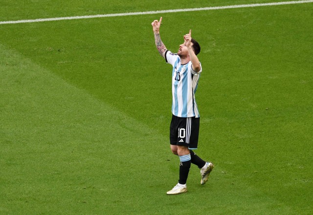 Pemain Argentina Lionel Messi merayakan gol pertama mereka. Foto: Marko Djurica/REUTERS