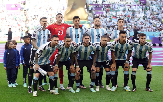 Pemain Argentina berpose untuk foto grup tim sebelum pertandingan. Foto: Carl Recine/Reuters