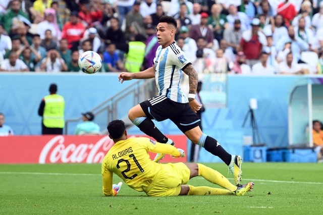 Pemain Argentina Lautaro Martinez mencetak gol kedua mereka yang kemudian dianulir. Foto: Annegret Hilse/REUTERS