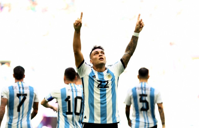 Lautaro Martinez merayakan gol Argentina yang kemudian dianulir. Foto: Annegret Hilse/REUTERS
