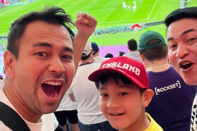 Raffi Ahmad dan anak sulungnya Rafathar, menyaksikan pertandingan Inggris vs Iran di Khalifa Stadium, Qatar. Foto: Instagram/@raffinagita1717