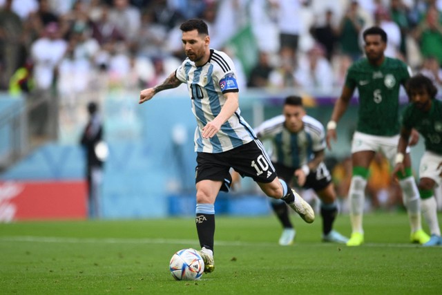 Pemain Timnas Argentina Lionel Messi mencetak gol ke gawang Timnas Arab Saudi pada pertandingan Grup C Piala Dunia 2022 Qatar di Stadion Lusail, Lusail, Qatar. Foto: Annegret Hilse/REUTERS