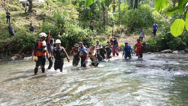 Proses evakuasi korban tenggelam di Air Terjun Murai Bayang Aia, Kabupaten Pasaman, Selasa (22/11/2022). Dokumentasi: Basarnas Padang