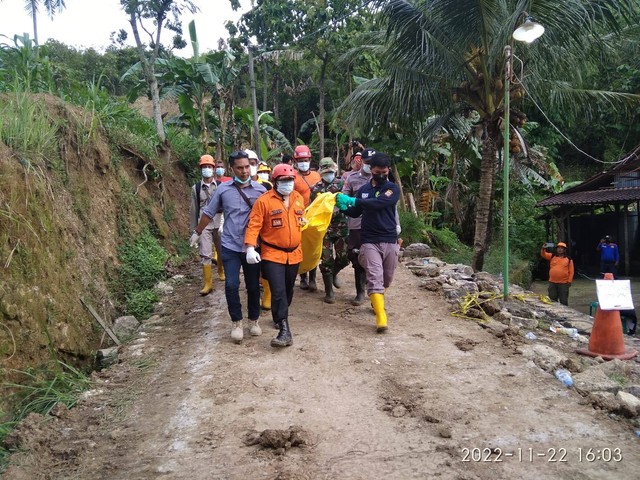 Proses evakuasi korban yang tertimbun longsor di Gunungkidul. Foto: istimewa
