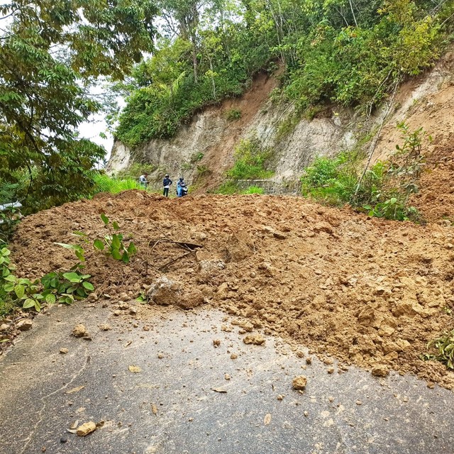 Kondisi tanah longsor di Nagari Panta Pauah, Kecamatan Matur, di Kabupaten Agam, Selasa (22/11/2022). Dokumentasi: BPBD Kabupaten Agam