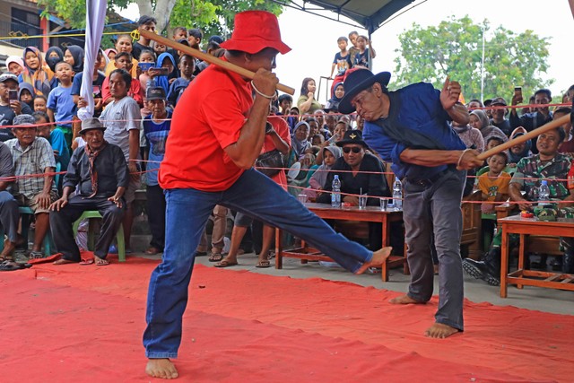 Jawara saling beradu ketangkasan memukul lawan menggunakan rotan saat festival kesenian tradisional Sampyong di desa Tugu, Kecamatan Sliyeg, Indramayu, Jawa Barat, Selasa (22/11/2022). Foto: Dedhez Anggara/ANTARA FOTO