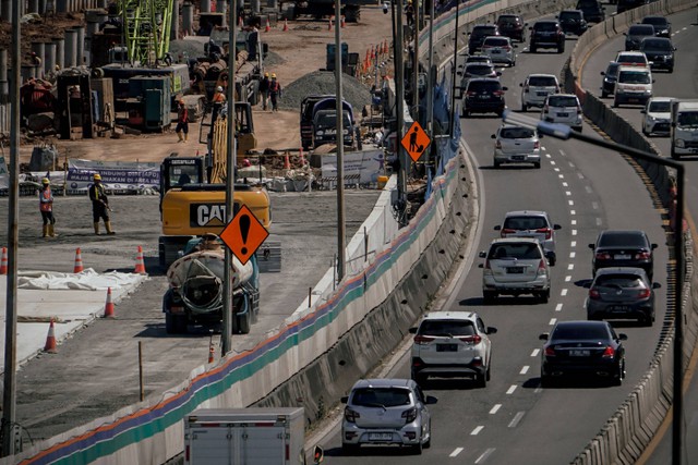 Suasana proyek peninggian jalan sebagai upaya pencegahan banjir saat musim hujan di KM 8 Tol BSD, Tangerang Selatan, Selasa (22/11/2022). Foto: Jamal Ramadhan/kumparan