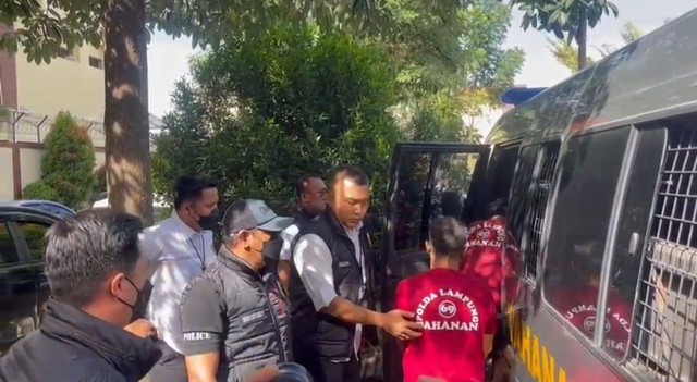 Para tersangka kasus mafia tanah diserahkan oleh Polda Lampung ke Kejaksaan Tinggi Lampung. | Foto : Humas Polda Lampung