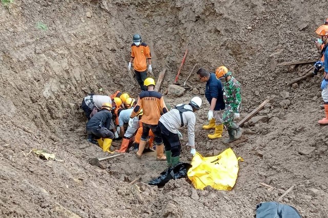 Dua korban tanah longsor di Semin, Kabupaten Gunungkidul berhasil ditemukan Tim SAR Gabungan, Selasa (22/11/2022). Foto: Dok. Basarnas