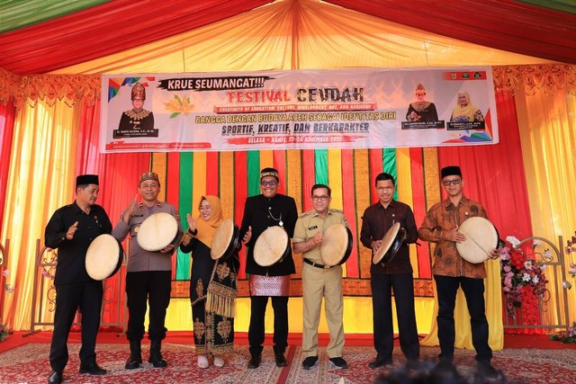 Pj Walkot Banda Aceh Bakri Siddiq (ketiga dari kanan) secara resmi membuka Festival Ceudah di SMP Negeri 19 Percontohan Kota Banda Aceh, Selasa (22/11). Foto: Humas Banda Aceh