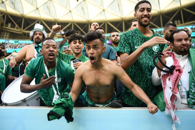 Suporter Arab Saudi saat melawan Argentina pada pertandingan Grup C Piala Dunia 2022 Qatar di Stadion Lusail, Lusail, Qatar. Foto: Annegret Hilse/REUTERS