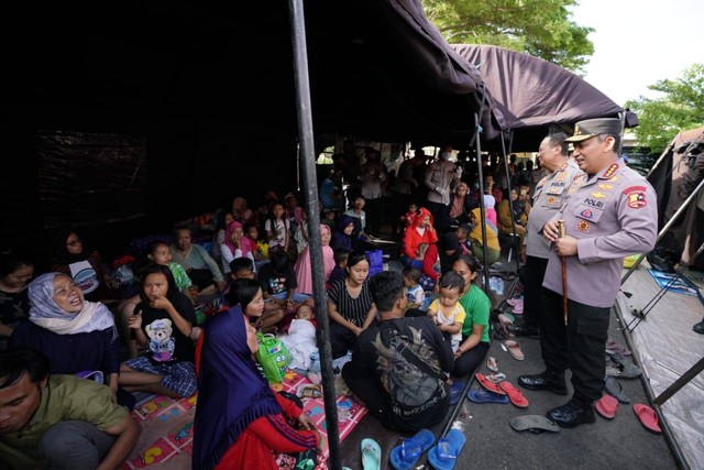 Kapolri Jenderal Listyo Sigit Prabowo meninjau pengungsian warga terdampak gempa Cianjur. Foto: Dok. Polri