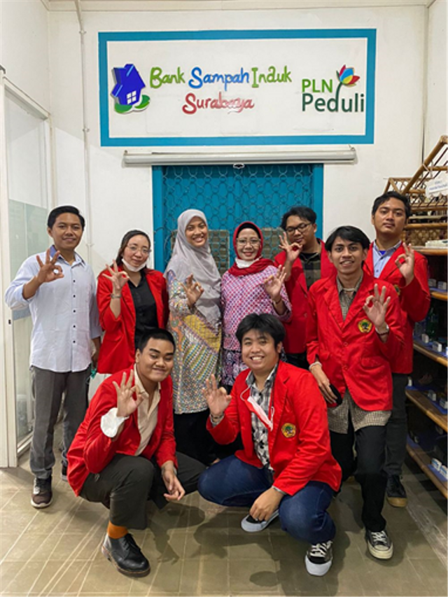 Mahasiswa Jurusan Ilmu Komunikasi UNTAG Surabaya Bersama Dosen Pembimbing Lapangan dan Pendamping BSIS. Foto: Joshua Rusli