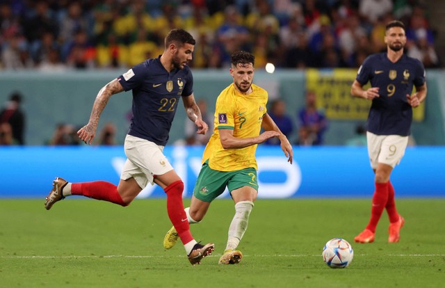 Mathew Leckie dari Australia duel dengan Theo Hernandez dari Prancis pada pertandingan Piala Dunia Qatar 2022 Grup D di Stadion Al Janoub, Al Wakrah, Qatar. Foto: Matthew Childs/Reuters