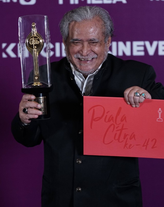 Aktor senior Slamet Rahardjo saat menerima penghargaan piala citra kategori Pemeran pembantu pria terbaik di ajang Festival Film Indonesia di JCC, Jakarta, Selasa, (22/11/2022). Foto: Agus Apriyanto