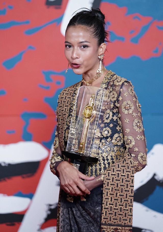 Aktris Putri Marino berpose usai meraih penghargaan Pemeran Pendukung Perempuan Terbaik dalam Festival Film Indonesia 2022 di Jakarta Convention Center, Jakarta, Selasa (22/11/2022). Foto: Agus Apriyanto