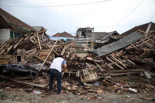 Kondisi bangunan rusak akibat gempa di Desa Cibeureum, kecamatan Cugenang, Cianjur, Selasa (22/11/2022). Foto: Aditia Noviansyah/kumparan