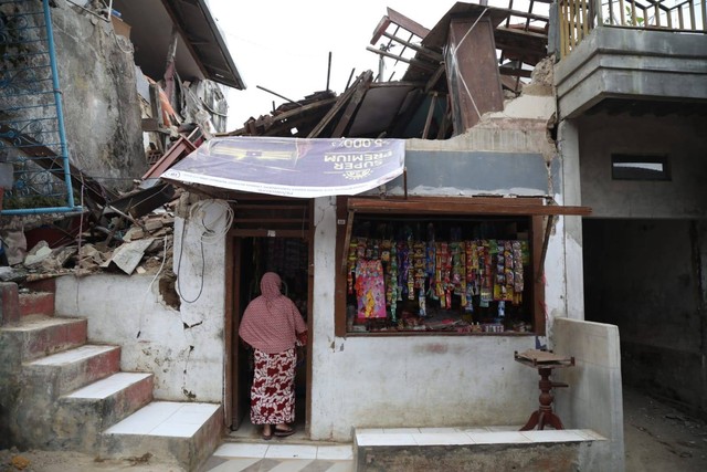 Kondisi bangunan rusak akibat gempa di Desa Cibeureum, kecamatan Cugenang, Cianjur, Selasa (22/11/2022). Foto: Aditia Noviansyah/kumparan