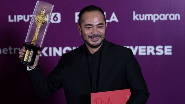 Aktor Marthino Lio berpose usai meraih penghargaan Pemeran Aktor Pria Terbaik dalam Festival Film Indonesia 2022 di Jakarta Convention Center, Jakarta, Selasa (22/11/2022). Foto: Agus Apriyanto