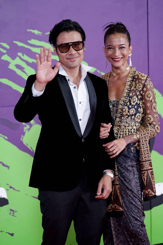 Chicco Jerikho dan Putri Marino saat melintas red carpet Festival Film Indonesia 2022 di JCC, Jakarta, Selasa (22/11/2022). Foto: Agus Apriyanto