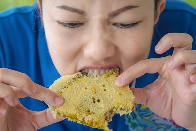 Ilustrasi ibu menyusui makan madu. Foto: akkara KS/Shutterstock