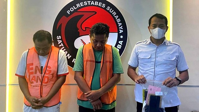 Satresnarkoba menangkap dua tersangka pengedar narkoba asal Sidoarjo berinisial RF (47) dan DH (42). Foto: Polrestabes Surabaya