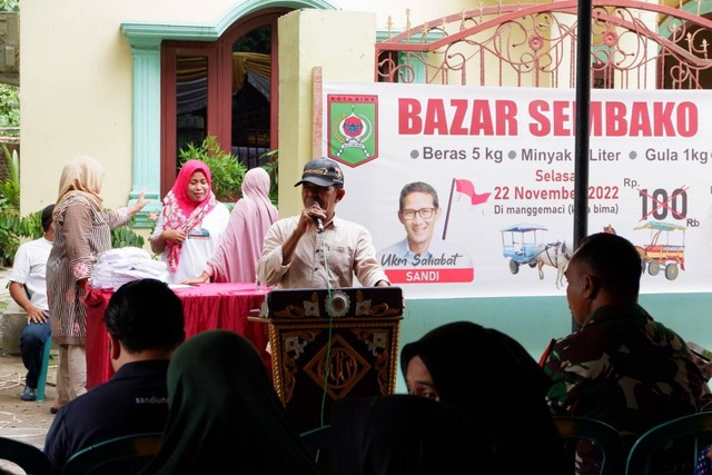 Relawan Sandiaga Uno yang tergabung dalam UKM Sahabat Sandi Kota Bima menggelar bazar sembako untuk masyarakat Manggemaci, Kota Bima, Nusa Tenggara Barat (NTB), Selasa (22/11/2022). Foto: Dok. Istimewa