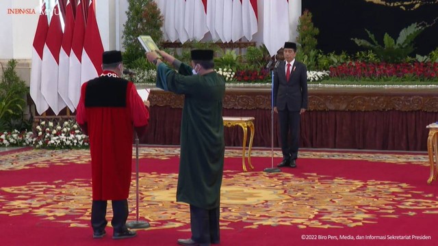 Presiden Jokowi memimpin pengucapan sumpah Guntur Hamzah sebagai Hakim Mahkamah Konstitusi menggantikan Aswanto, di Istana Negara, Rabu (23/11/222). Foto: Youtube/Sekretariat Presiden