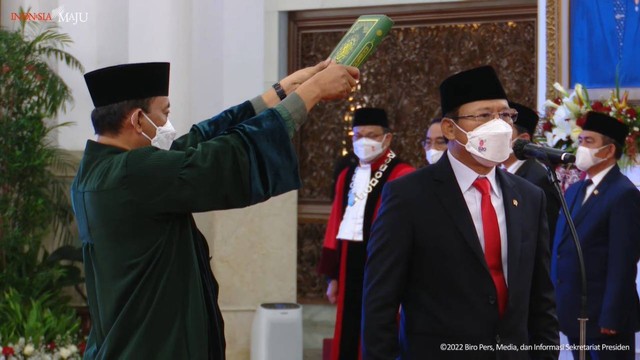 Presiden Jokowi melantik Muhammad Mardiono menjadi UKP Bidang Kerja Sama Pengentasan Kemiskinan dan Ketahanan Pangan, di Istana Negara, Rabu (23/11/2022). Foto: Youtube/Sekretariat Presiden