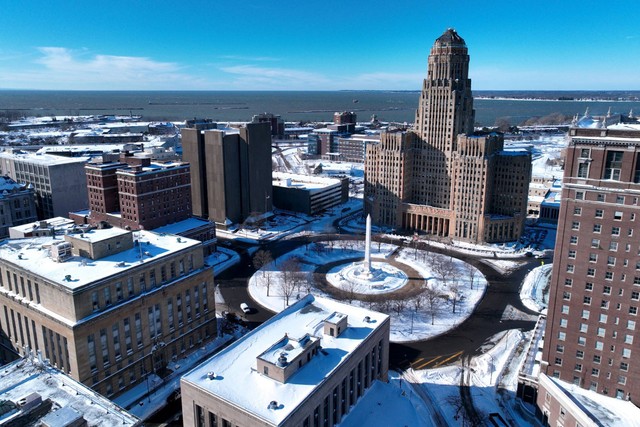 Balai Kota art deco Buffalo dikelilingi oleh salju setelah badai baru-baru ini di Buffalo, New York, AS, Senin (21/11/2022). Foto: Drone Base/Reuters