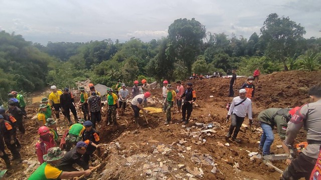 Petugas imbau warga yang tidak berkepentingan menjauh dari lokasi longsoran usai terjadi gempa susulan di Cugenang, Cianjur, Jawa Barat, Rabu (23/11/2022). Foto: Jonathan Devin/kumparan
