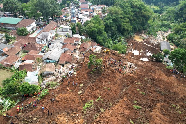 Foto udara lokasi tanah longsor di daerah Cugenang, Cianjur, Rabu (23/11/2022). Foto: Subhan Zainuri/kumparan