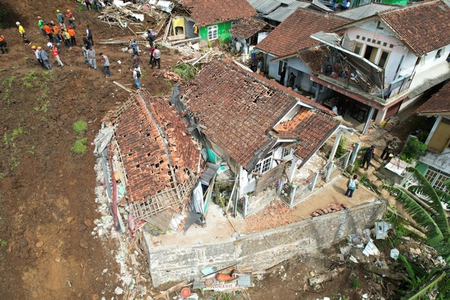 Foto udara lokasi tanah longsor di daerah Cugenang, Cianjur, Rabu (23/11/2022). Foto: Subhan Zainuri/kumparan