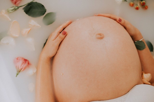Perut kencang saat hamil tua bisa menjadi tanda kontraksi mendekati persalinan. Foto: Pexels.com 