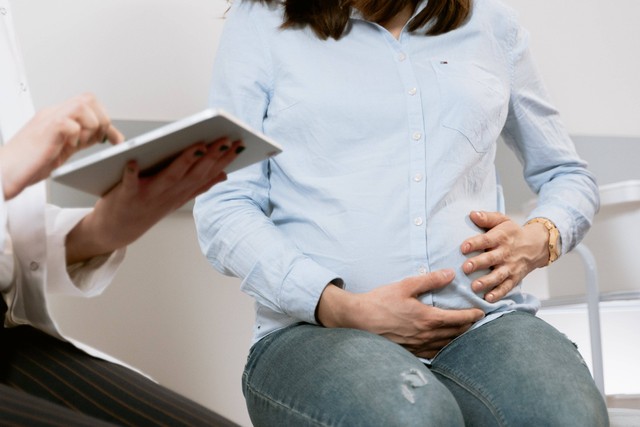 Jika perut kencang saat hamil tua adalah tanda persalinan, ibu hamil perlu mengunjungi dokter untuk mempersiapkan persalinan. Foto: Pexels.com