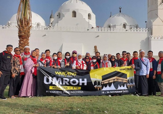 Karyawan Waroeng Steak & Shake yang berangkat umrah. Foto: dok. Waroeng Steak 