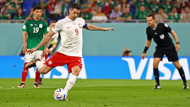 Robert Lewandowski dari Polandia mendapat tendangan penalti yang diselamatkan oleh Guillermo Ochoa dari Meksiko. Foto: Hannah McKay/REUTERS