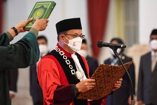 Hakim Konstitusi Guntur Hamzah membacakan sumpah dan janji sebagai hakim konstitusi di Istana Negara, Jakarta, Rabu (23/11/2022). Foto: Hafidz Mubarak A/ANTARA FOTO