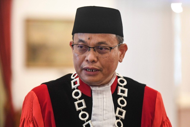 Hakim Konstitusi Guntur Hamzah menjawab pertanyaan wartawan setelah resmi menjadi hakim konstitusi di Istana Negara, Jakarta, Rabu (23/11/2022).  Foto: Hafidz Mubarak A/ANTARA FOTO