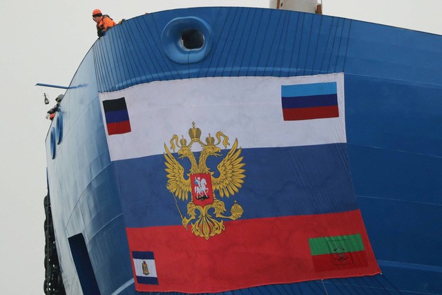 Bendera Rusia dengan bendera empat wilayah Ukraina Donetsk, Luhansk, Kherson dan Zaporizhzhia dipasang pada kapal pemecah es bertenaga nuklir "Yakutia" di Galangan Kapal Baltik di Saint Petersburg, Rusia, Selasa (22/11/2022). Foto: Igor Russak/REUTERS