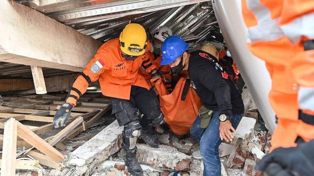 Evakuasi Korban Gempa Cianjur, Basarnas: Hari Ke-3 'Batas Terakhir Golden Time' (278062)