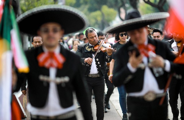 Anggota band Mariachi memainkan musik selama ziarah ke Basilika Our Lady of Guadalupe untuk merayakan St. Cecilia, santo pelindung musisi di Mexico City, Meksiko, Selasa (22/11/2022). Foto: Henry Romero/REUTERS