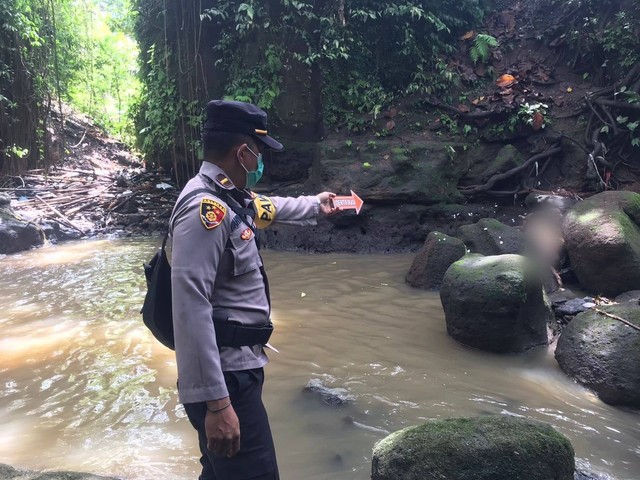 Polisi menunjukkan lokasi penemuan mayat di sungai Tunduh, Ubud, Bali - IST