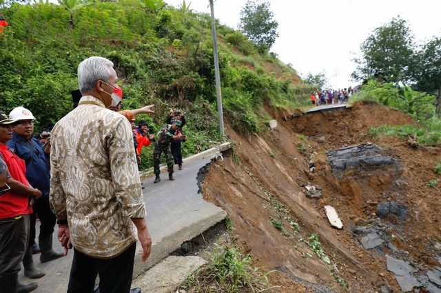 Gubernur Jawa Tengah Ganjar Pranowo yang meninjau jalur alternatif Banyumas-Brebes yang terputus total akibat longsor. Foto: Dok. Istimewa