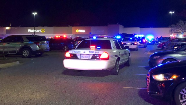 Polisi Virginia di lokasi penembakan fatal di Walmart di Chesapeake, Virginia, AS, pada Selasa (22/11/2022) malam. Foto: WAVY-TV 10 via AP