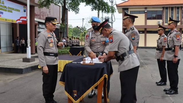 Kapolres Bojonegoro AKBP Muhammad, saat pimpin serah terima jabatan (sertijab) pejabat Polres Bojonegoro. Rabu (23/11/2022) (Foto: Dok istimewa)